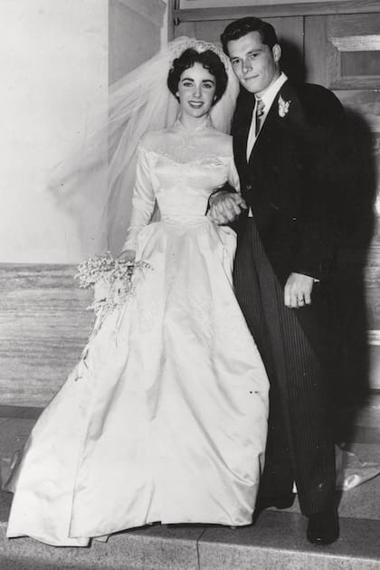 En 1950 se casó con el heredero hotelero Conrad Hilton, y su traje fue obra de Helen Rose, la misma diseñadora que seis años más tarde hizo el de Grace Kelly.
