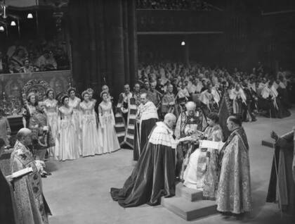 En 1952, la hija mayor de Jorge VI, se sienta en el trono durante su ceremonia de coronación en la Abadía de Westminster como Isabel II del Reino Unido. La ceremonia fue el primer evento real en ser transmitido en vivo por televisión