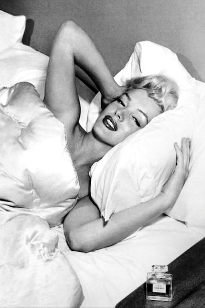 En 1952, Marilyn Monroe reveló que usaba nada
más que “unas gotas de N°5” para dormir. Esta
confesión consagró la leyenda: desde entonces, el
perfume creado por Coco Chanel se ha establecido
como ícono absoluto.