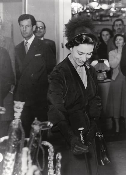 En 1953,
durante la Feria de
Industrias Británicas,
Margarita recorre el lugar
seguida de cerca por el
capitán Towsend.