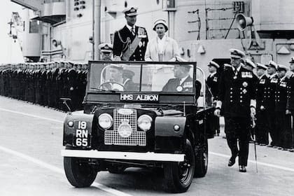En 1953, la Corona recibió un Land Rover Serie 1