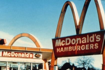 En 1955 Ray Kroc le compró la empresa a Dick y Mac McDonald