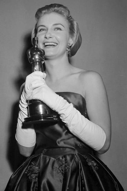 En 1957 se consolidó como estrella de Hollywood tras ganar el Oscar por Las tres caras de Eva. Fue la primera actriz en ganar una estatuilla dorada por interpretar tres personalidades diferentes