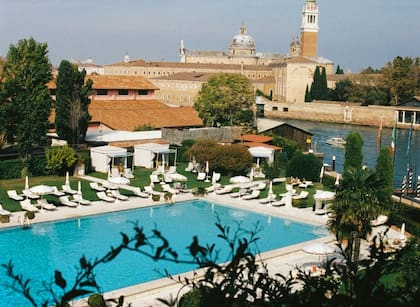 En 1958 inauguró el Hotel Cipriani, las hermanas Guinness habrían pensado en una pileta bastante razonable, de unos 8 x 15 metros pero Cipriani terminó construyendo una de 25 x 50 metros, tamaño olímpico