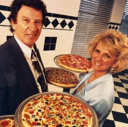 En 1959, Marian Ilitch y su marido Mike invirtieron  todos sus ahorros para abrir una pequeña pizzería en un suburbio de Detroit. Años más tarde, Marian se volvió propietaria de Little Caesars, la tercera cadena de pizzerías más grande de los Estados Unidos.