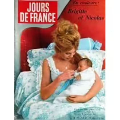 En 1960 Bardot posó para las cámaras con su hijo recién nacido