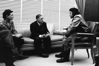 En 1960, Jean-Paul Sartre, Simone de Beauvoir y el Che Guevara en Cuba