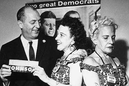 En 1960, las siamesas vivieron un último instante de fama cuando participaron en la campaña presidencial y recorrieron el país. Violet apoyando a Kennedy, y Daisy a Nixon