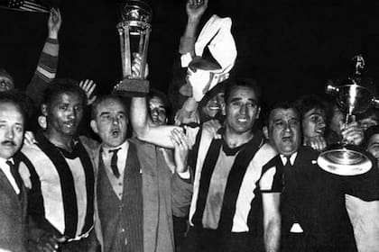 En 1960, Peñarol ganó la Intercontinental y la Libertadores, que por entonces no tenía pedestal