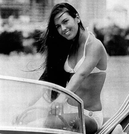En 1962, cuando tenía solo 17 años, Tom Jobim y Vinicius de Moraes —dos íconos de la música brasileña— la vieron caminar rumbo a la playa de Ipanema