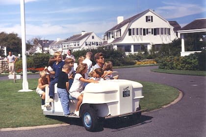 En 1962, el presidente Kennedy le da un paseo a las generaciones más jóvenes alrededor del complejo