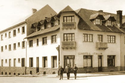 En 1964, Fenoglio abrió sus puertas en la esquina de Mitre 202, en la que funcionaba el Hotel Italia. En esa misma esquina funciona actualmente Rapanui