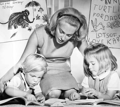 En 1964, Joan con sus hijos Ted Junior y Kara, que le hacen dibujitos a su padre, quien se recupera de un accidente aéreo en New England Baptist Hospital