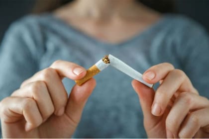 No hacer ejercicio debería ser considerado tan riesgoso como fumar, afirman varios expertos