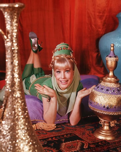En 1965, Barbara Eden se puso el traje de Jeannie en Mi bella genio y enamoró al público
