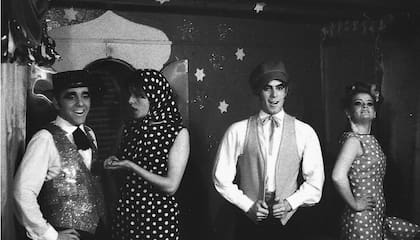 En 1966, Antonio Gasalla, Nora Blay, Carlos Perciavalle y Edda Díaz en Help, Valentino! que pusieron de moda al café concert