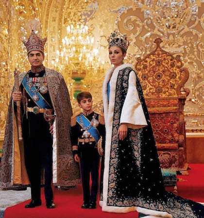 En 1967, Mohammad Reza Pahlaví fue coronado como sha de Persia en una ceremonia que dejó al mundo occidental entre asombrado y en silencio. Sentado sobre un trono cubierto con miles de piedras preciosas montadas en oro, besó el Corán como gesto solemne de inicio de su reinado. Luego, en un momento histórico, otorgó a su esposa Farah el título de Shahbanou (emperatriz), creado especialmente para ella, marcando así un hecho inédito en la historia moderna del país.