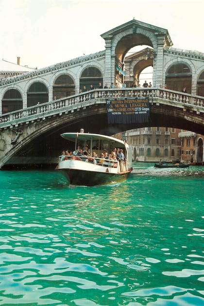 En 1968, el artista argentino realizó en el Gran Canal la primera de las coloraciones que buscaron llamar la atención sobre el medioambiente