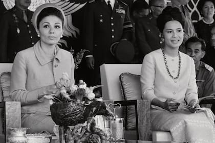 En 1968 recibió a la emperatriz Farah Diba, con quien se la comparaba por su estilo impecable y elegante