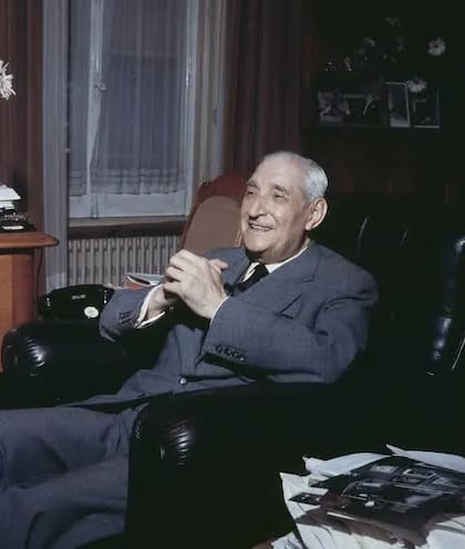 En 1968 sufrió un accidente que lo dejó incapacitado para ejercer el poder