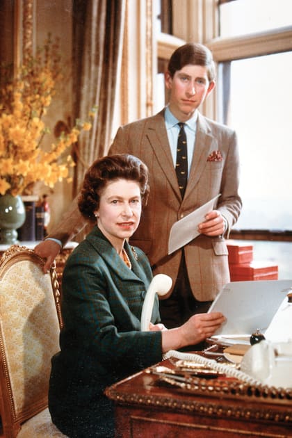 En 1969, año en que comenzaron sus deberes públicos como heredero, aprendiendo de Isabel II sobre los asuntos oficiales de la monarquía.