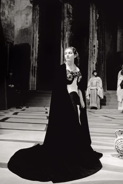 En 1969, Callas viajó a Turquía para filmar Medea, la película de Pier Paolo Pasolini, su primera y única incursión en el cine. Había rechazado muchas propuestas para trabajar en la pantalla grande, pero tras la ruptura con Onassis, pensó que era lo mejor para dejar atrás la gran desilusión que había sufrido.