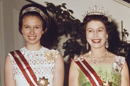 En 1969, durante una vista de Estado a Austria, la princesa Ana y la reina Isabel II posan juntas, con trajes de gala, en la Embajada Británica de Viena. Ana llevó la tiara Griega