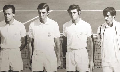 En 1970, el debut de Vilas en la Copa Davis, ante Chile (2-3) en Buenos Aires: Julián Ganzábal, Elio Álvarez, Guillermo y Tito Vázquez. 