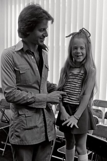 En 1973, con su única hija, antes de un desfile.