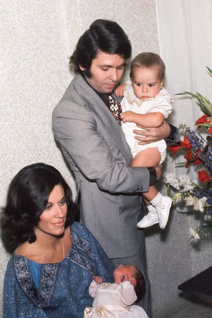 En 1974, la pareja con sus hijos mayores –Jacobo y Alejandra– en
brazos.