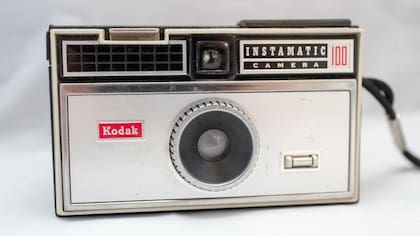 En 1975, un joven ingeniero de la empresa que fabricaba la película Kodak tomó la primera fotografía con una cámara digital portátil.