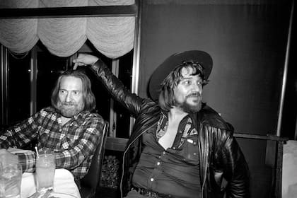 En 1978 con su colega Waylon Jennings, al que no le gustaba el porro. Durante esa década, Nelson experimentó brevemente con alucinógenos. "El ácido me enseñó cosas profundas. Una es que no tengo que tomarlo y tratar de tocar"