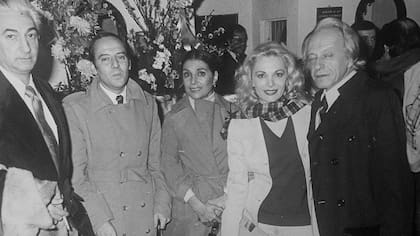 En 1979, en el hall del teatro Avenida. De izquierda a derecha: Pancho Guerrero, Jorge Lafauci, Nati Mistral, Thelma Stefani y Tito Rivier. Crédito: @BsAs_recuerdo