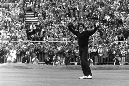 El festejo de 1979, tras ganar su primer torneo grande: el British open