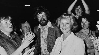 En 1980, cinco años después de la huelga de 1975, Vigdís Finnbogadóttir se convirtió en primera ministra de Islandia. Fue la primera mujer en asumir una jefatura de Estado por voto popular