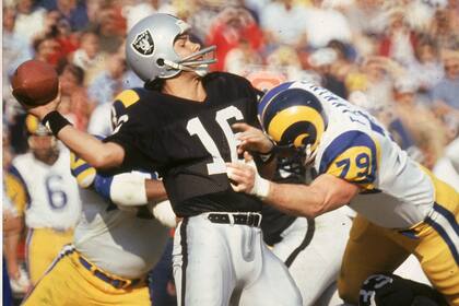 En 1980, Plunkett llevó a los Raiders a ganar el Super Bowl XV y fue nombrado Jugador Más Valioso