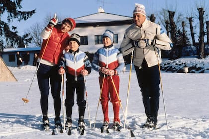 En 1981, los entonces príncipes junto a sus hijos Marta Luisa y Haakon Magnus, durante los Juegos Olímpicos de Invierno que se celebraron en Oslo.
