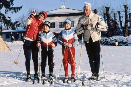 En 1981, los entonces príncipes junto a sus hijos Marta Luisa y Haakon Magnus, durante los Juegos Olímpicos de Invierno que se celebraron en Oslo.