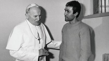 En 1983, el papa Juan Pablo II se reunió con Agca en la cárcel donde estaba preso y hablaron en privado