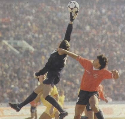 En 1984, Independiente viajó a Tokio para disputar la Copa Intercontinental ante Liverpool, entonces campeón de Europa. El partido se resolvió rápido: a los seis minutos, José Percudani marcó el único gol y el equipo de José Omar Pastoriza sostuvo la ventaja hasta el final. Carlos Goyén defendió el arco de Independiente aquella tarde y el club argentino se consagró campeón del mundo con el 1 a 0