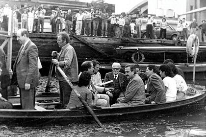 En 1985, el presidente Raúl Alfonsín llevó a su par Sandro Pertini a recorrer La Boca –con un paseo por el Riachuelo incluido–, para mostrarle la zona en la que se habían asentado muchos inmigrantes italianos.