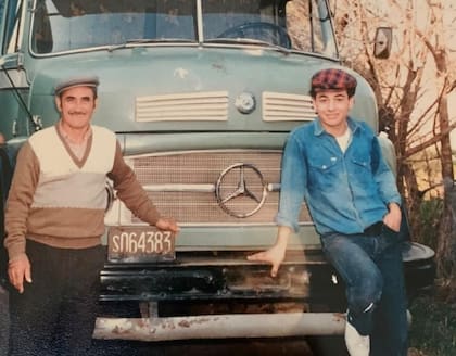 En 1986, Gustavo Petetta a los 19 años, junto a su padre y el primer camión de la familia