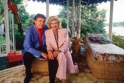 En 1987, con su segundo marido, Donald Trump, en su mansión de
Greenwich, Connecticut. Se casaron en abril de 1977 y fueron padres
de Donald Jr, Ivanka, y Eric.