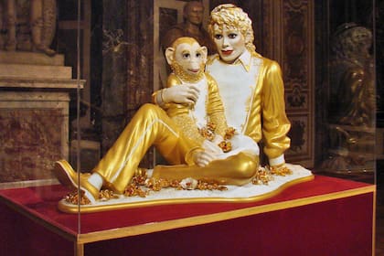 En 1988, el artista Jeff Koons realizó una escultura de porcelana de Michael Jackson y Bubbles