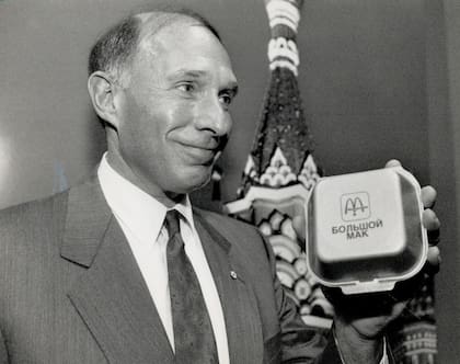 En 1988, George Cohon (CEO de McDonald's Restaurants of Canadá) anunció la firma del acuerdo con las autoridades de Moscú y posó con una caja que llevaba inscripto el nombre "Bolshoi Mak". Finalmente, la hamburguesa insignia de la cadena mantuvo su nombre occidental: Big Mac.
