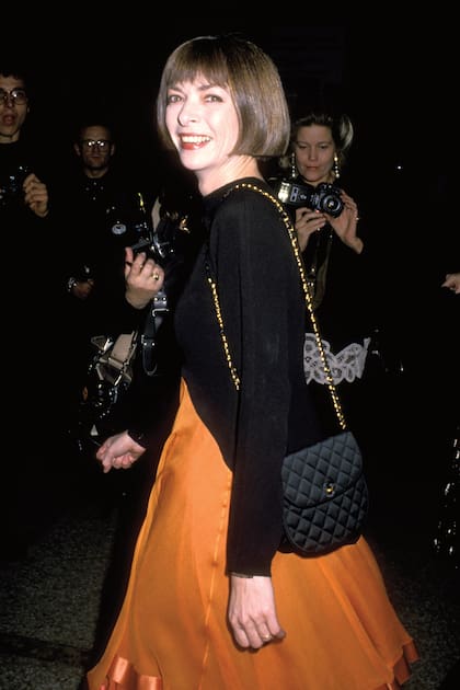 En 1988, muy sonriente para las cámaras durante la exhibición de trajes de la época victoriana.