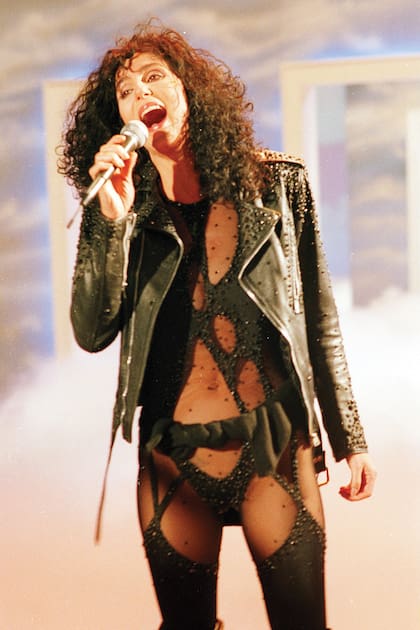 En 1989,
Cher interpretó su hit “If I Could Turn Back Time”
con similar look en un concierto en Alemania