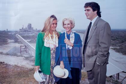 En 1990, con su hermano y su abuela, cuando la fábrica de Catamarca cumplió 10 años. “Fue la primera que hizo desde la muerte de mi abuelo. Y no es un dato menor que la inauguró un 15 de agosto, día de su cumpleaños", opina.