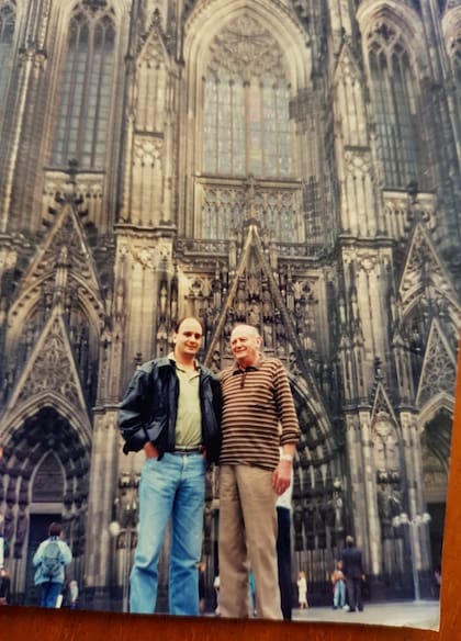 En 1990 con su padre, visitando Alemania y la fábrica Reusch en Metzinghen