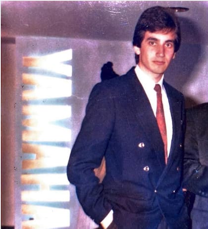 En 1990, Dante Gebel fue gerente de Promúsica en Alto Palermo y, a la madrugada, conducía un programa de radio para jóvenes